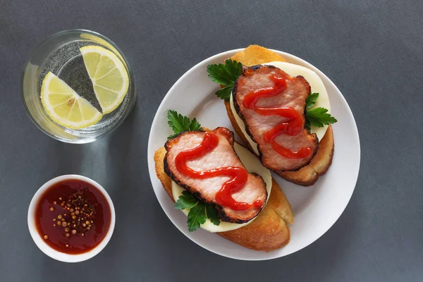 Open broodjes met ham en ketchup — Stockfoto