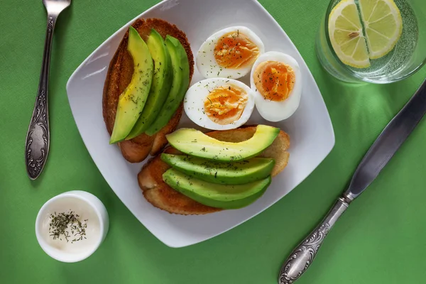 Öppna avokado mackor med ägg — Stockfoto