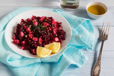 Limon ve zeytin yağı ile pancar salatası