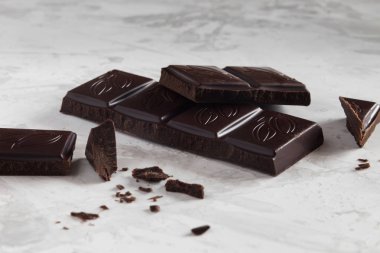 Bitter çikolata parçaları yakın çekim