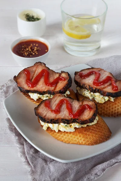 Sandwiches met ham en ketchup op witte plaat — Stockfoto