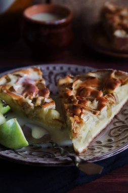 Elmalı turta charlotte kahverengi plaka üzerinde