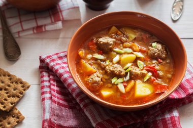 Mercimek çorbası köfte ve biber ile