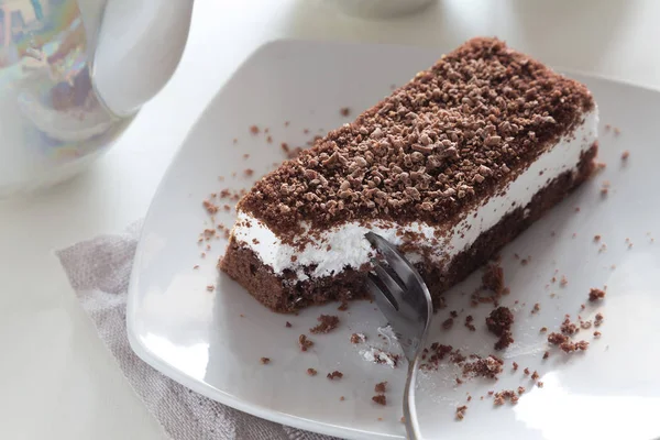 Κέικ σοκολάτας σε λευκό πιάτο — Φωτογραφία Αρχείου