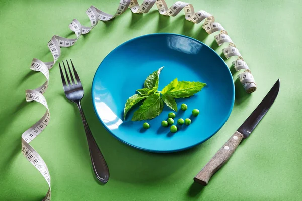 Mavi plaka santimetre, fesleğen ve bezelye ile diyet