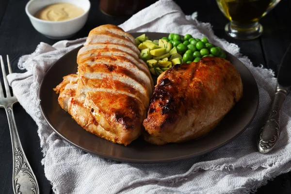 Kızarmış checken fileto kahverengi plaka üzerinde