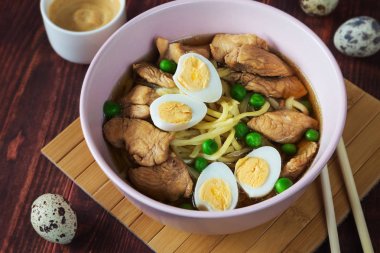 Ramen Çorbası erişte ve bıldırcın yumurtası