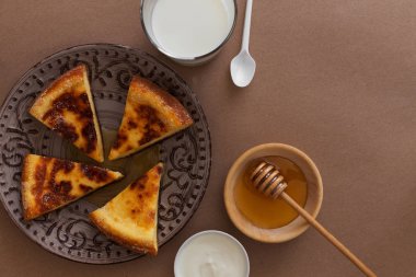 Süt ve bal ile pişmiş puding