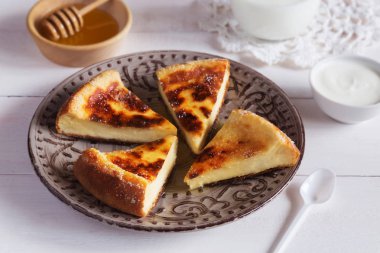 Pişmiş pudingle bal ve krem