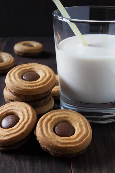 Čokoládové cookies a sklenici mléka — Stock fotografie