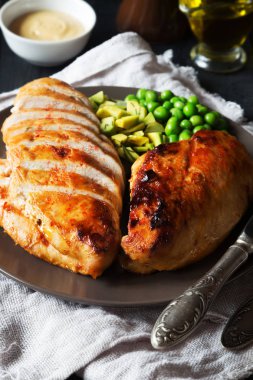 Kızarmış baharatlı tavuk fileto salata ile