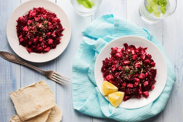 Rode biet salade met fetakaas, sesam en citroen — Stockfoto