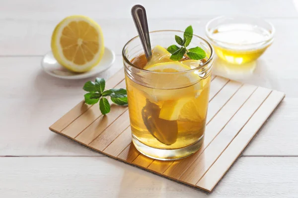 Sklo čaj z máty, citronu a medu — Stock fotografie