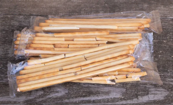 Leckere italienische Brotstangen auf Holzgrund — Stockfoto