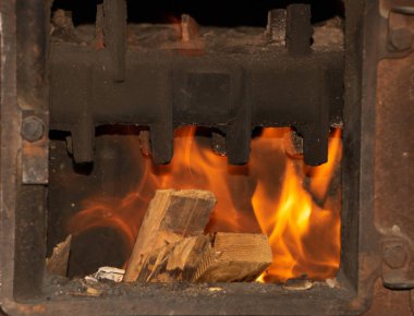 Kışın sobada yanan ateş ev ısıtma konsepti.