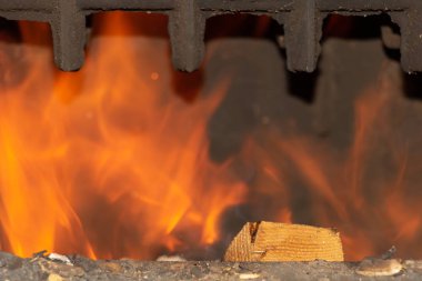 Kışın sobada yanan ateş ev ısıtma konsepti.