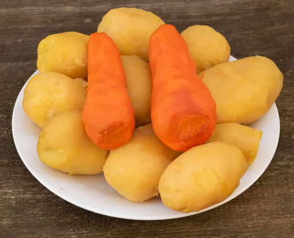 Процес приготування вареної картоплі та моркви. Натуральна їжа — стокове фото