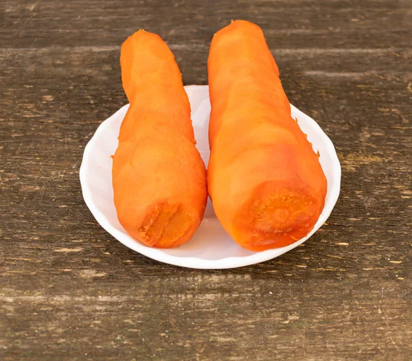 Propiedades de la zanahoria y beneficios para la salud. Zanahorias frescas sobre fondo de madera — Foto de Stock