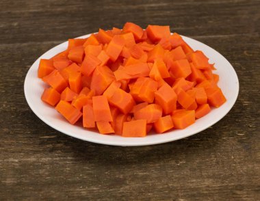 Haşlanmış havuç, salata pişirirken. Doğal ve yararlı gıda konsepti