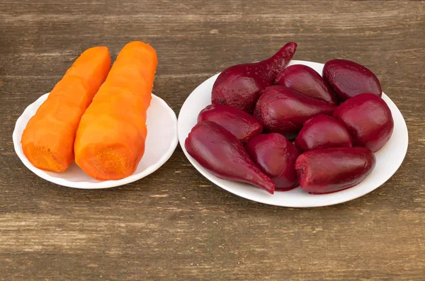 Remolacha roja y zanahoria hervidas en el proceso de cocción. Concepto de beneficios para la salud de las verduras — Foto de Stock
