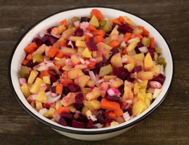 Vejetaryen salatası, havuç, soğan ve patates. Doğal gıda konsepti