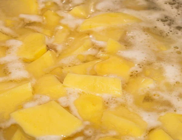 Batatas em processo de ebulição. Conceito de alimentação saudável — Fotografia de Stock