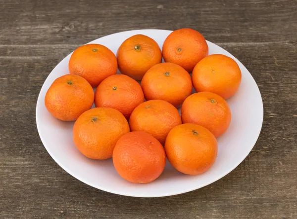 Os benefícios do conceito de tangerinas. Mandarins em fundo de madeira — Fotografia de Stock