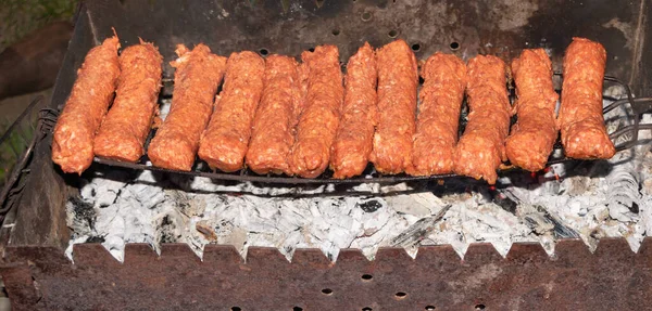 Gegrilde Rauwe Worstjes Tijdens Het Koken — Stockfoto