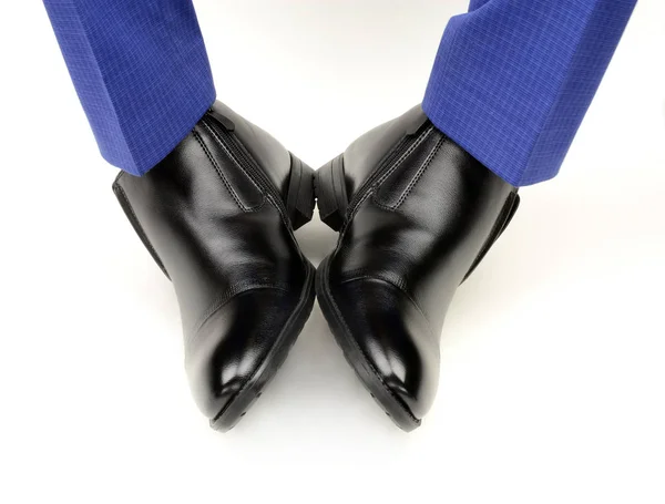 Sapatos pretos nos pés de um homem — Fotografia de Stock