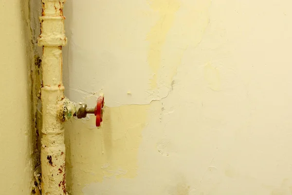 eski boru Vana bir beton duvar