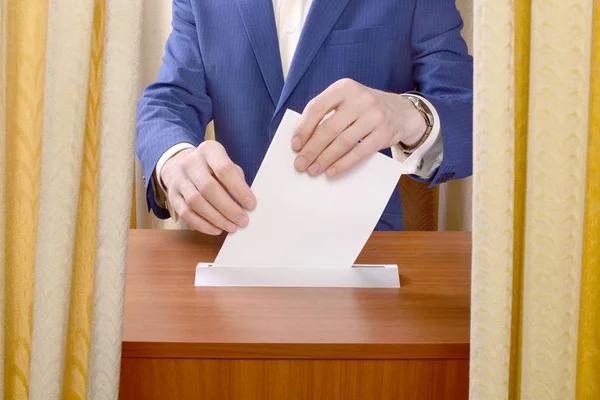 Adam bir oy oy sandığı atar.