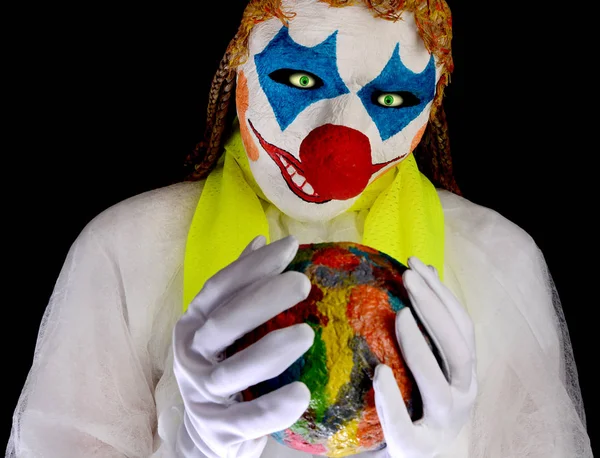 Клоун одягнений у маску і одягнений у білий одяг — стокове фото