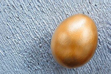 Gümüş arka plan üzerinde altın Paskalya yortusu yumurta boyalı