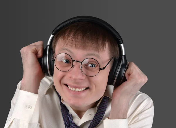 Człowiek w okularach emocjonalnie słucha muzyki — Zdjęcie stockowe