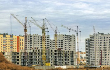  Güçlendirilmiş beton ve tuğladan konut binaları inşa ediliyor.
