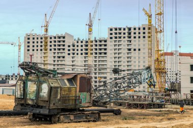  Güçlendirilmiş beton ve tuğladan konut binaları inşa ediliyor. 