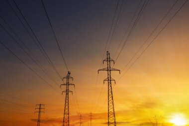 Gün batımında elektrik hatları, güneş ışınları
