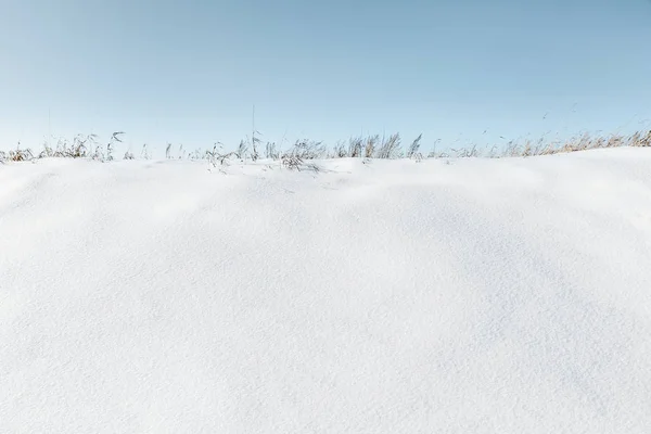 Snow slide covered with fresh snow against a blue sky — Stock Photo, Image