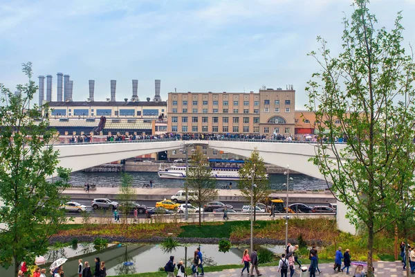 Soaring bridge in the Zaryadye park. — 스톡 사진