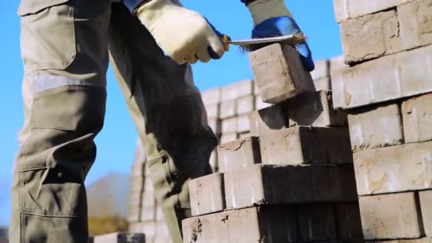 Betonnen Stenen Reinigen Met Een Metalen Borstel Voorbereidende Werkzaamheden Voor — Stockvideo