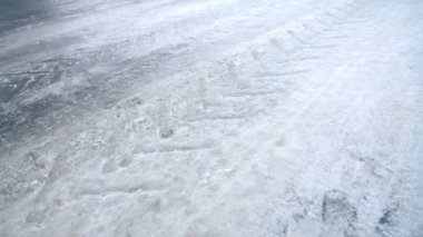 Kışın soğuk bir yolda güçlü bir rüzgar. Güzergahın tehlikeli kısmı. Araba izleri