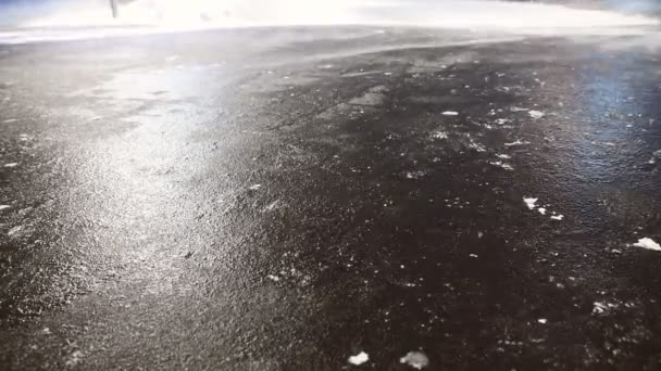 在被滑冰覆盖的沥青路面上 强烈的暴风雪 风把雪从平坦的雪地上吹走 公路冬季背景 — 图库视频影像
