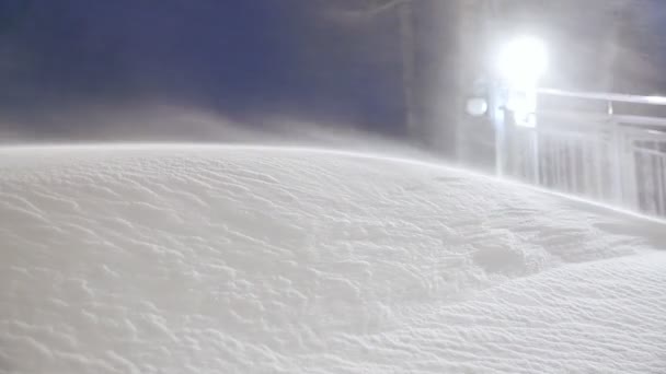 Nieve Pesada Que Cae Contra Cielo Nocturno Iluminado Por Las — Vídeo de stock