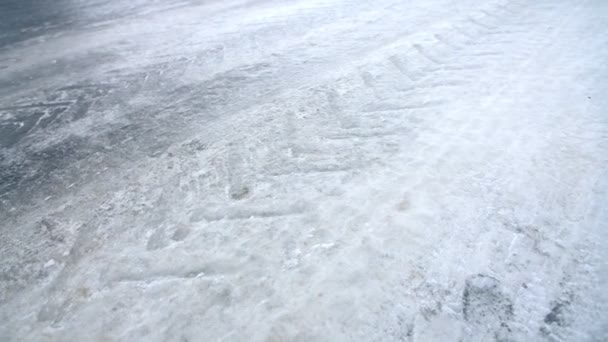 Δυνατός Άνεμος Παγωμένο Δρόμο Χειμώνα Επικίνδυνο Τμήμα Της Διαδρομής Ίχνη — Αρχείο Βίντεο