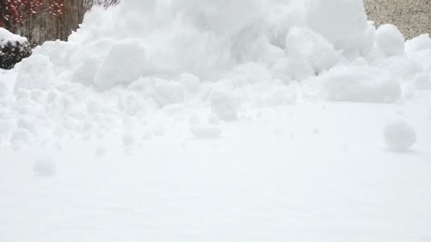 Snöiga Rena Stenar Rullar Längs Snövit Kulle Rensa Området Snöklumpar — Stockvideo