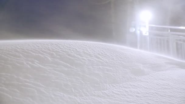 Nieve Pesada Que Cae Contra Cielo Nocturno Iluminado Por Las — Vídeo de stock