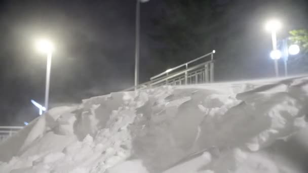 Nieve Pesada Que Cae Contra Cielo Nocturno Iluminado Por Las — Vídeos de Stock