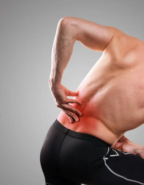 A deréktáji sérülés. Fájdalomban tartja a hátát.. — Stock Fotó