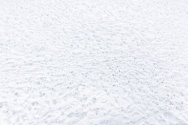 Karda yürüyen insan izleri. Kış arkaplanı