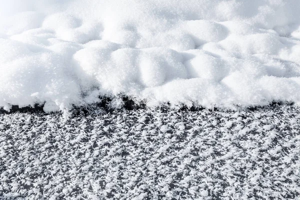 Kışın bir gölün buzunda kar yağışı ve stok. Kar arkaplanı.